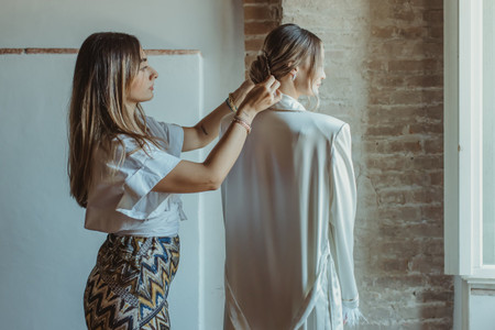 Acconciature sposa capelli medi: spose frizzanti e sbarazzine