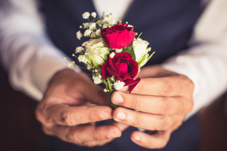 Fiore all'occhiello nell'abito da sposo: da dove viene questa tradizione?