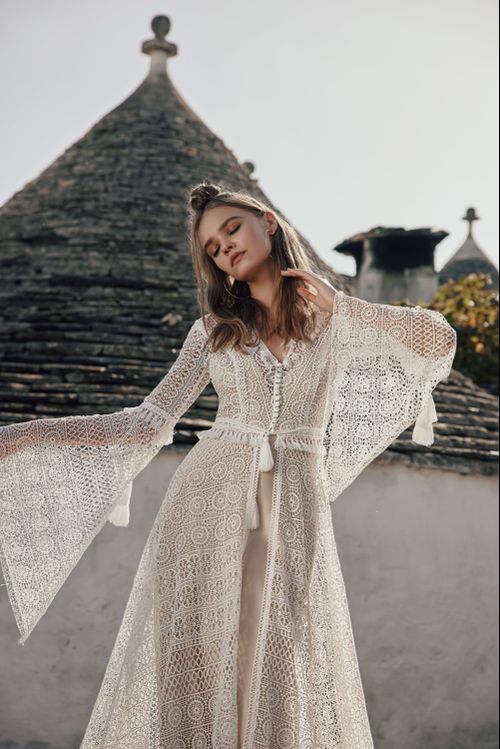 Flora with cape, Ariamo Boho