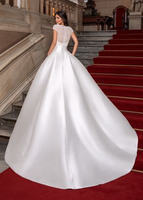 CLOSE, Pronovias