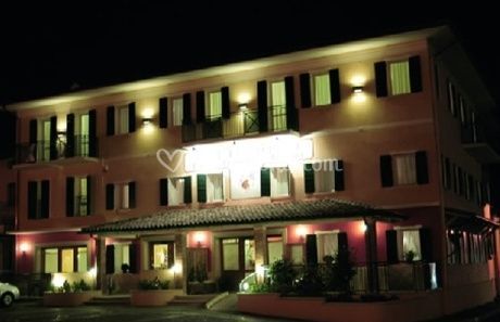 facciata esterna illuminata di Hotel Montegrappa | Fotos
