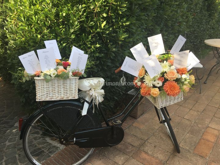 allestimento centrotavola matrimonio in giardino con tema bicicletta