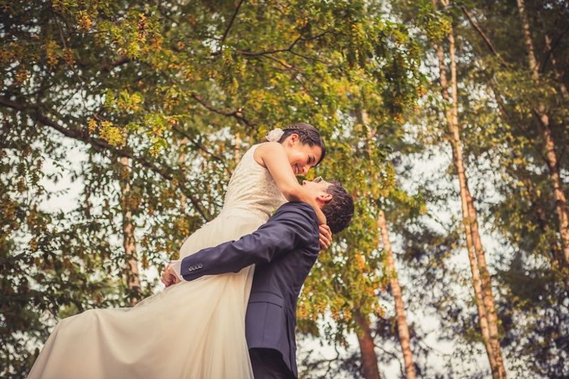 Decorazione per matrimonio, coppia di sposi con sposo che porta in braccio la sposa, 10 cm