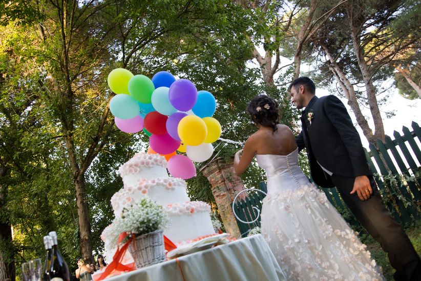 Addobbo del tavolo degli sposi e della torta nuziale: palloncini si o no? 1