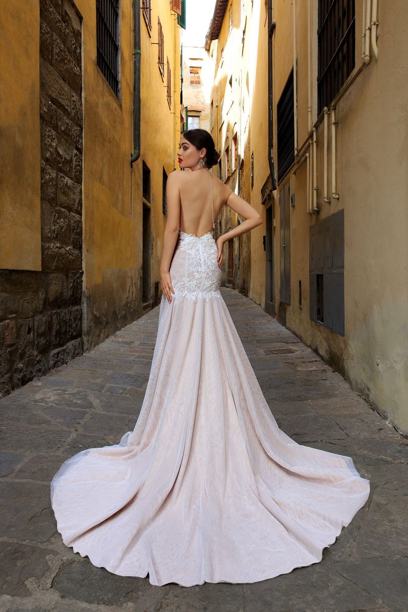 I 10 abiti da sposa più sexy del 2019: scollo halter e schiena scoperta