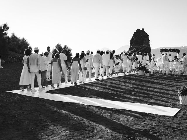 Il matrimonio di Manuela e Giuseppe a Isla Vulcano, Messina 19