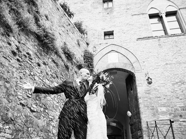 Il matrimonio di Lorenzo e Serena a Asciano, Siena 32