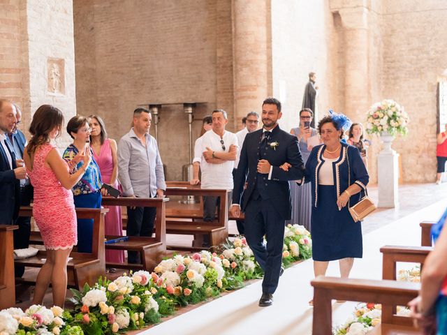Il matrimonio di Nicolò e Alexa a Morro d&apos;Oro, Teramo 10
