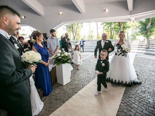 Il matrimonio di Michele e Serena a Albarella, Rovigo 3