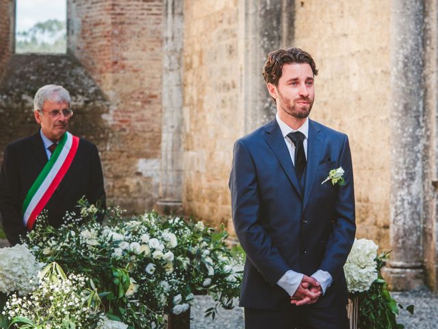 Il matrimonio di Julian e Juliana a Chiusdino, Siena 26