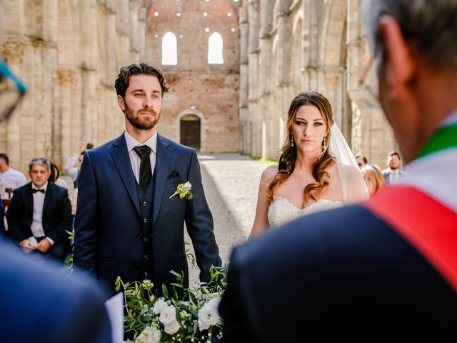 Il matrimonio di Julian e Juliana a Chiusdino, Siena 30