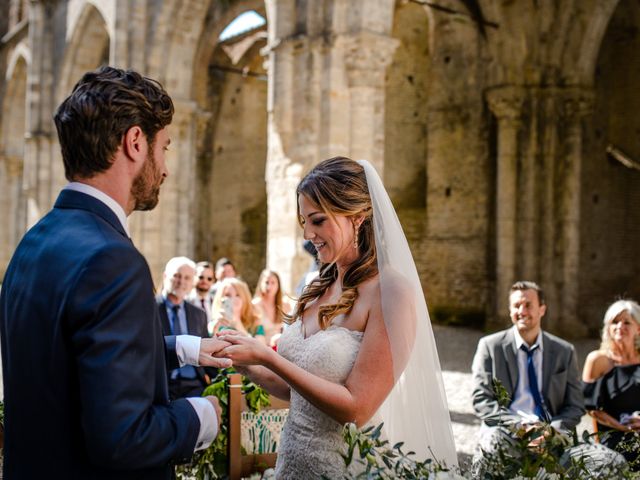 Il matrimonio di Julian e Juliana a Chiusdino, Siena 31