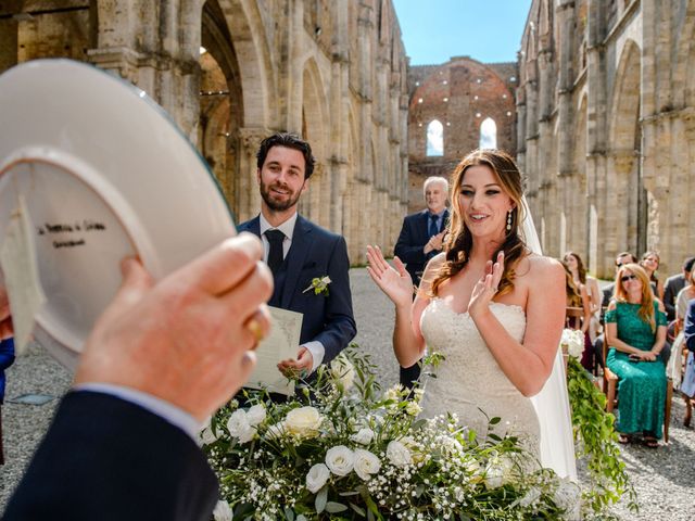 Il matrimonio di Julian e Juliana a Chiusdino, Siena 34