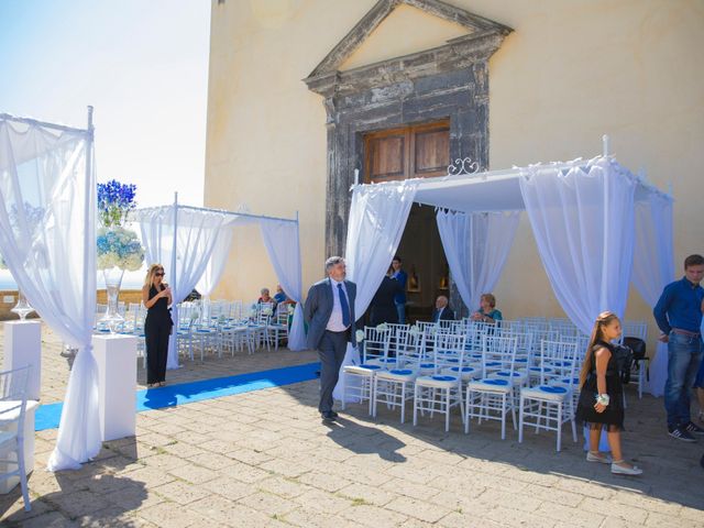 Il matrimonio di Tommaso e Giuliana a Procida, Napoli 14