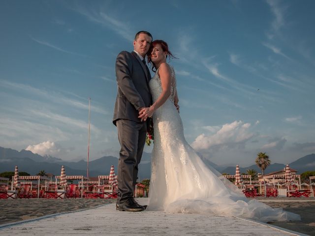 Il matrimonio di Roberto  e Manuela a Seravezza, Lucca 13