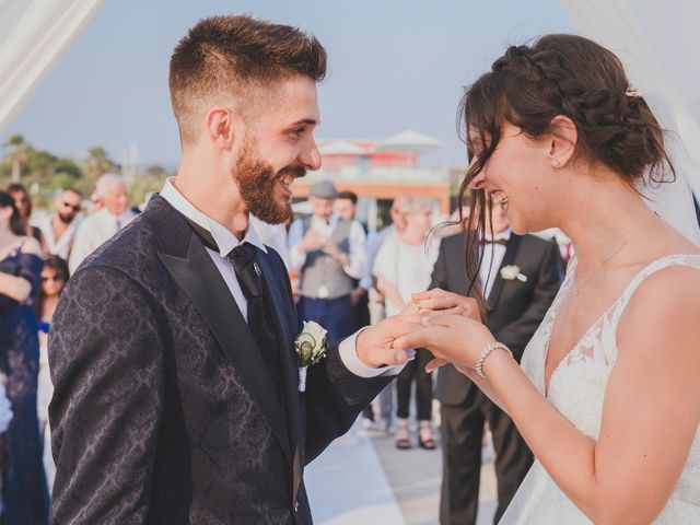 Il matrimonio di Lorenzo e Giulia a Viareggio, Lucca 32