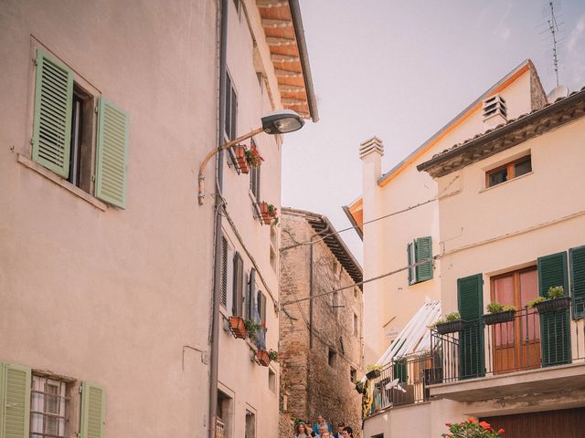 Il matrimonio di Tomas e Camilla a Montone, Perugia 23