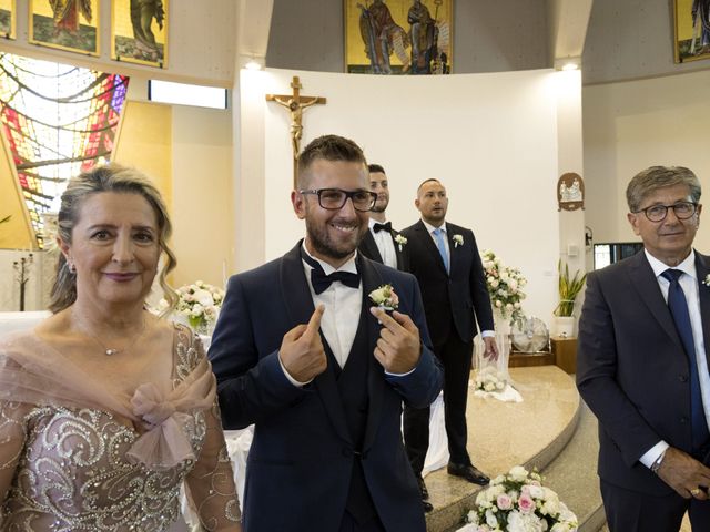 Il matrimonio di Mwaba e Lorenzo a Città Sant&apos;Angelo, Pescara 42