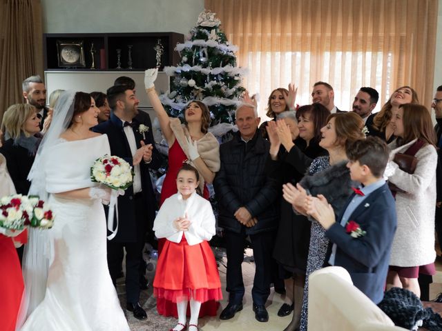 Il matrimonio di Davide e Mariantonietta a Strongoli, Crotone 27