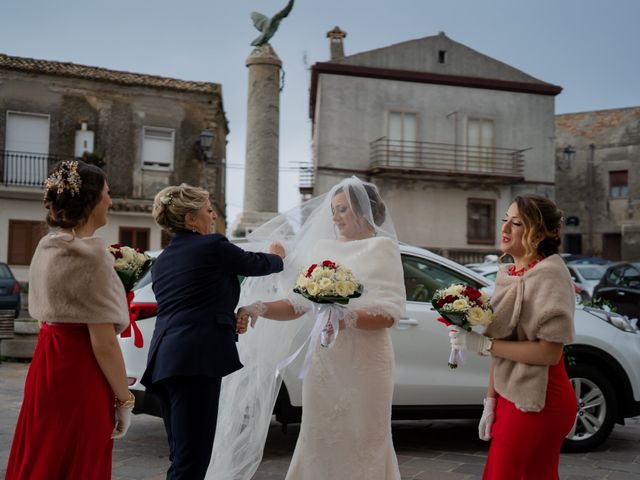 Il matrimonio di Davide e Mariantonietta a Strongoli, Crotone 31