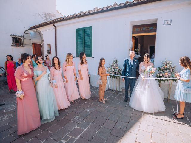 Il matrimonio di Mariangela e Valerio a Carpineto della Nora, Pescara 12
