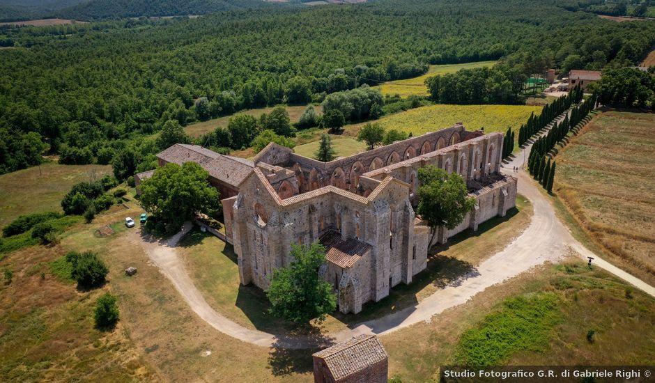 Il matrimonio di Fabrizio e Simona a Chiusdino, Siena