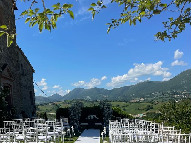 Il matrimonio di BlancheElioraMilèneYobo  e Christian Pierpaoli  a Camerino, Macerata 4