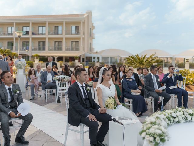 Il matrimonio di Roberto e Naomi a Belvedere di Spinello, Crotone 19