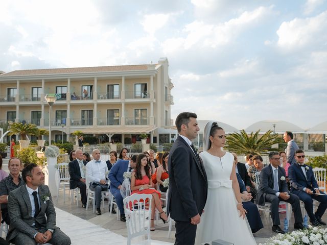 Il matrimonio di Roberto e Naomi a Belvedere di Spinello, Crotone 23