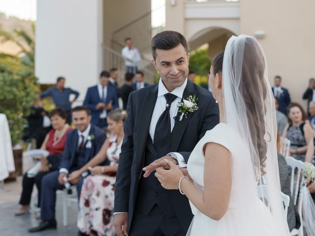 Il matrimonio di Roberto e Naomi a Belvedere di Spinello, Crotone 24