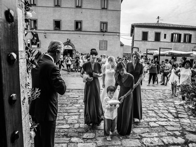 Il matrimonio di Adriano e Sandra a Monteriggioni, Siena 14