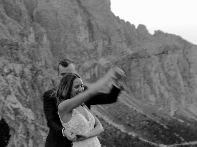 Il matrimonio di Sam e Amelia a Selva di Val Gardena-Wolkenstein in, Bolzano 28