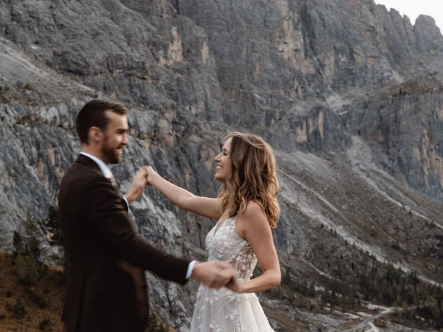Il matrimonio di Sam e Amelia a Selva di Val Gardena-Wolkenstein in, Bolzano 29