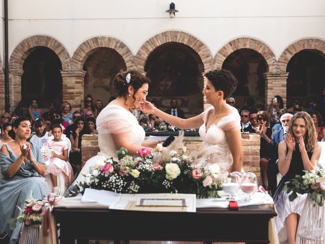Il matrimonio di Arianna e Daniela a Morro d&apos;Oro, Teramo 13