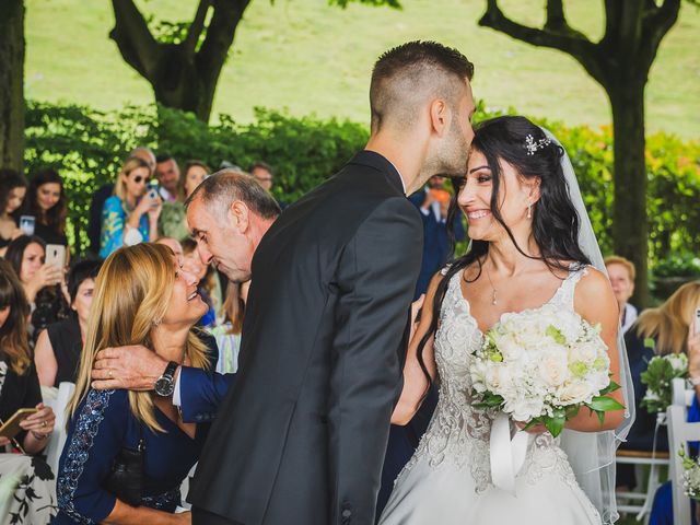 Il matrimonio di Nicolò e Gentjana a Barni, Como 26