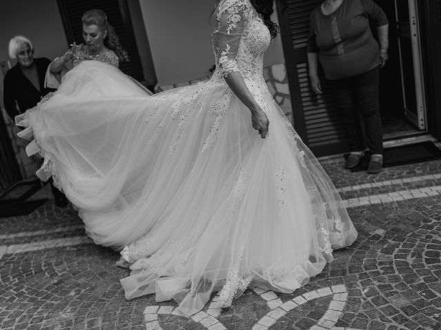 Il matrimonio di Elena e Sebastiano a Pomigliano d&apos;Arco, Napoli 22