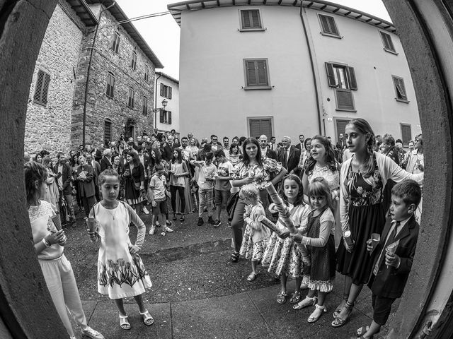 Il matrimonio di Matteo e Irene a Castelnuovo di Garfagnana, Lucca 23