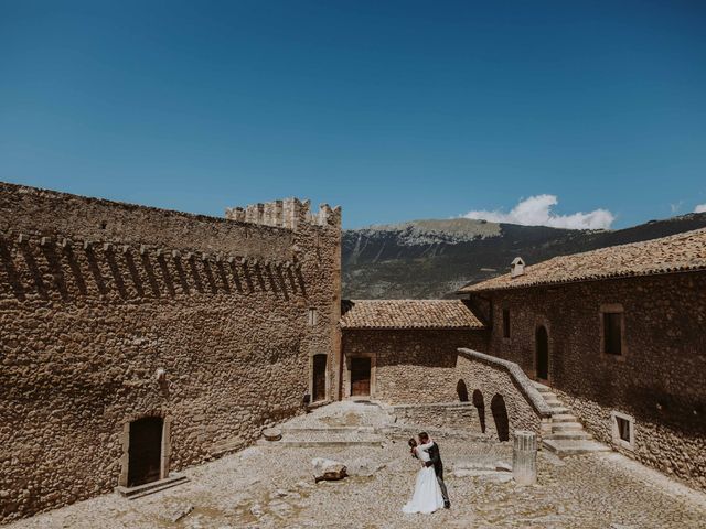 Il matrimonio di Enzo e Roberta a Capestrano, L&apos;Aquila 16