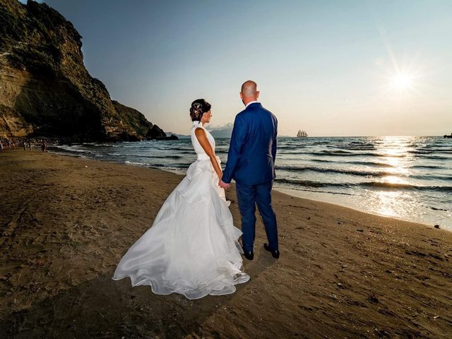Il matrimonio di Roberto e Elena a Bacoli, Napoli 1