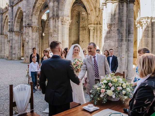 Il matrimonio di Dumitru e Iuliana a Chiusdino, Siena 19