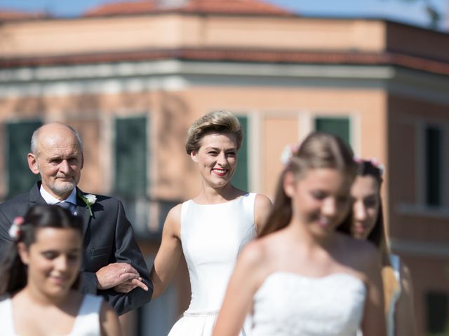 Il matrimonio di Angelo e Daiva a Varano Borghi, Varese 9