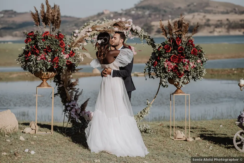 altare matrimonio decorato con fiori Viva Magenta