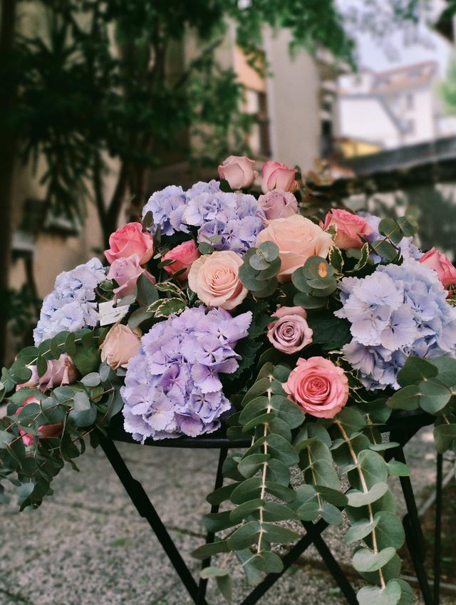 Au Nom de La Rose - 1