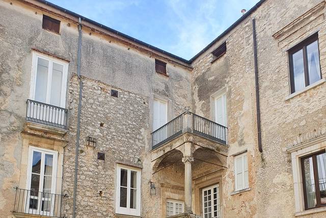 Castello Macchiaroli 1