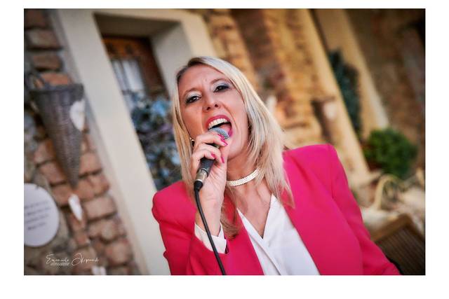 Laura Bonessa Vocalist & DJ set 5