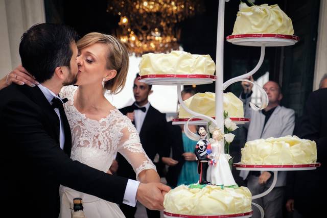 Cake topper sposi in viaggio con bacio