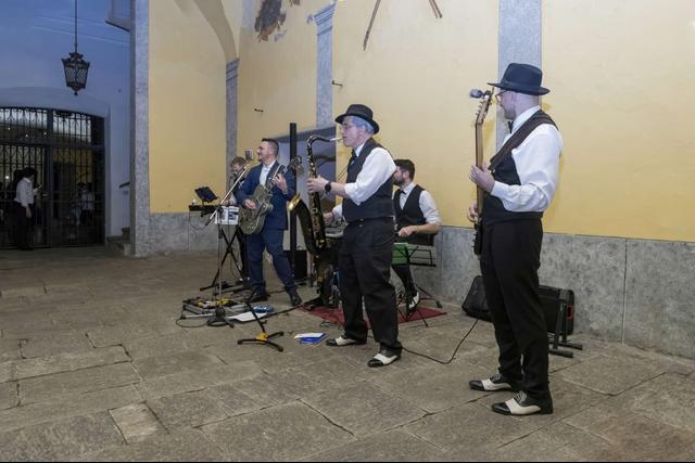 Frank and the Gangsters - 1