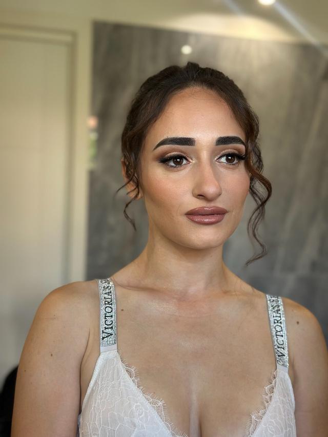 Martired Make-up Artist - 2