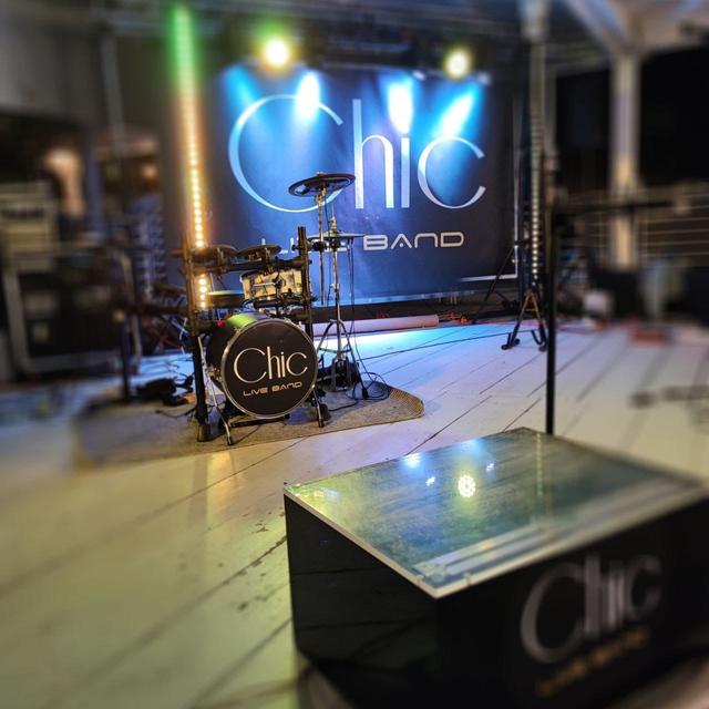 Chic Live Band - Wedding Entertainment - 1