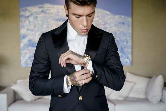 B) Le fedine d'oro con i loro nomi, uguali al bracciale. Qui la vediamo al dito di Fedez